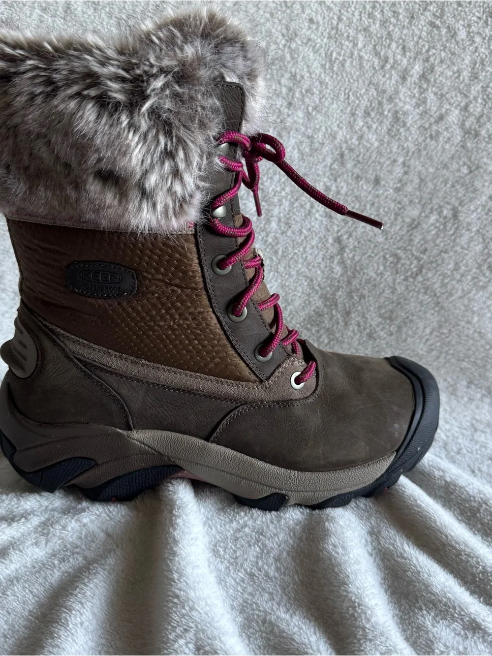 Keen Women's Brown Winter Boots with Pink Laces and Faux Fur Collar